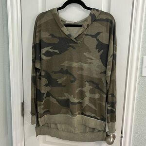 Camo longsleeve v-neck hooded shirt